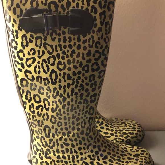 Animal print ladies knee high pull on rain boots. Size 6. Barely worn. - Picture 1 of 2